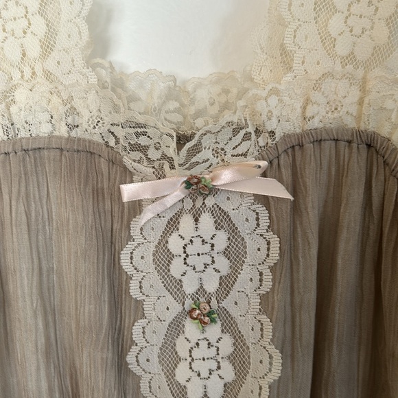 On the Rocks Blouse - Picture 2 of 11